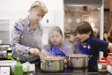 Children cooking with mum